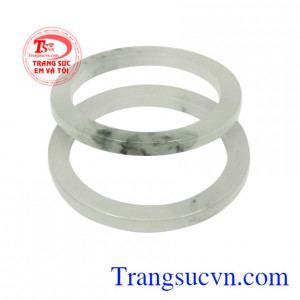 Sản phẩm vòng ngọc cẩm thạch sẽ là gợi ý hay để dành tặng đến cho người bà, người mẹ của bạn.