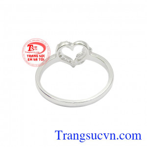 Nhẫn bạc không chỉ là món đồ trang sức mà còn có tác dụng kháng khuẩn, bảo vệ sức khỏe cho người dùng. Nhẫn bạc nữ trái tim