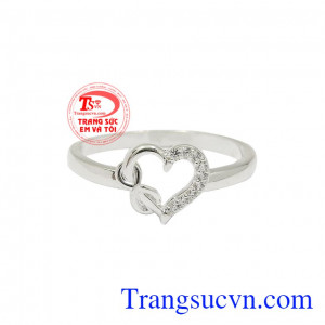 Nhẫn bạc nữ trái tim kiểu dáng đơn giản nhưng tinh tế.