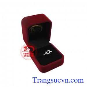 Nhẫn bạc nữ trái tim rất ý nghĩa, phù hợp để dành tặng cho người bạn yêu thương.