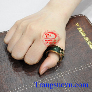 Nhẫn nam cẩm thạch kim tiền phù hợp với nhiều độ tuổi.