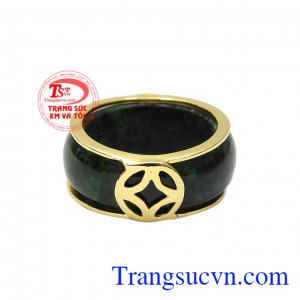 Nhẫn nam cẩm thạch kim tiền là sự kết hợp hoàn hảo từ vàng tây 14k cùng ngọc jadeite thiên nhiên.