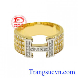 Nhẫn chữ vàng là mẫu sản phẩm bán chạy được nhiều cánh mày râu ưa chuộng.
