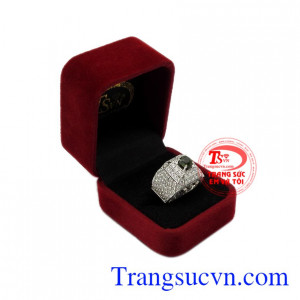 Không chỉ vậy khi gắn viên sapphire thiên nhiên đắt giá càng làm tăng vẻ sang trọng, đẳng cấp cho nam giới.