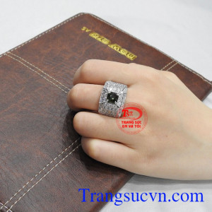 Nhẫn nam vàng trắng Saphir có giấy kiểm định đá quý đảm bảo.