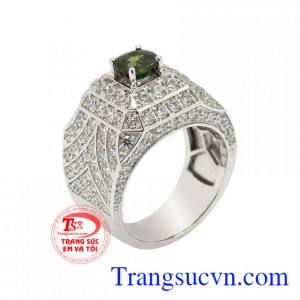 Nhẫn nam vàng trắng Saphir được chế tác đầy tinh xảo, tỉ mỉ, sáng bóng.