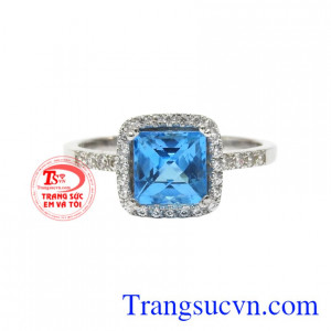 Điểm nhấn của chiếc nhẫn là viên topaz thiên nhiên sáng bóng tạo nét thu hút cho người đeo.