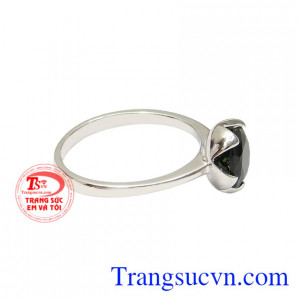 Chiếc nhẫn này là món quà mang lại may mắn và thịnh vượng đến cho phái đẹp.
