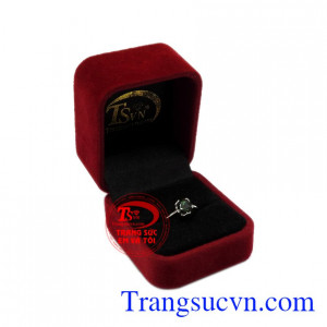 Nhẫn nữ saphir thanh tú phù hợp với những người thuộc mệnh Mộc và mệnh Hỏa.