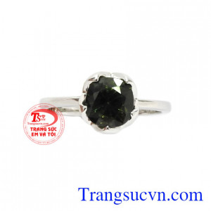 Đá sapphire là viên đá quý đã quá quen thuộc và thường được gắn trên các sản phẩm trang sức vàng đắt giá, nâng tầm sang trọng cho người sử dụng.