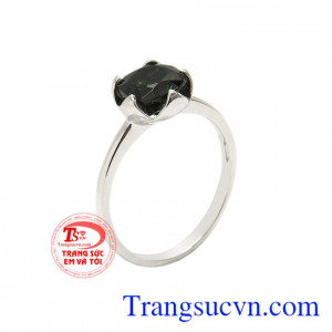 Nhẫn nữ saphir thanh tú được thiết kế với kiểu dáng không quá cầu kỳ, hợp thời trang.