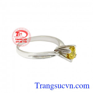 Sản phẩm được kết hợp vàng trắng 18k cùng viên đá saphir vàng lấp lánh. Nhẫn nữ saphir vàng tinh tế