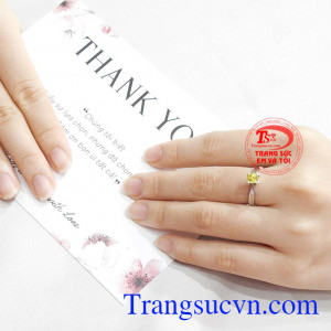 Nhẫn nữ saphir vàng tinh tế hợp mệnh, thích hợp làm quà tặng. 