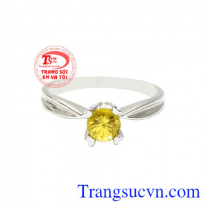Nhẫn nữ saphir vàng tinh tế mang vẻ đẹp trang nhã và sang trọng. 