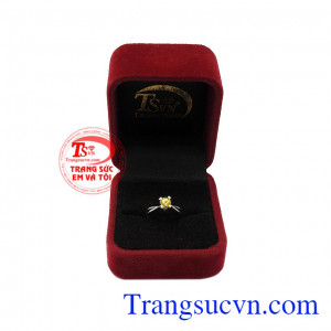 Từng đường nét trên chiếc nhẫn được chế tác tinh xảo giúp tôn lên nét đẹp của người phụ nữ. 