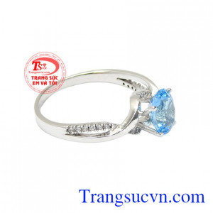Topaz là viên đá của sự thông minh, sắc đẹp, lòng thủy chung, giúp xua đuổi những cơn ác mộng, mang đến sự thư giãn, thoải mái.