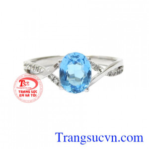 Chiếc nhẫn với đường nét chế tác tinh xảo, tỉ mỉ làm nổi bật lên sự sang trọng, quý phái và thời trang cho phái đẹp.