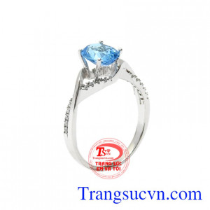 Nhẫn nữ Topaz chung thủy được chế tác từ vàng trắng 10k gắn đá Topaz thiên nhiên cao cấp.