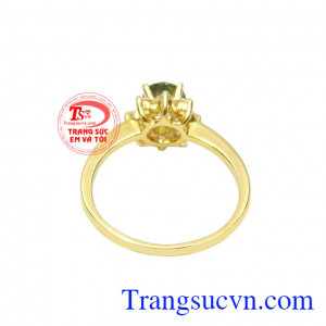 Đặc biệt trong phong thủy, đá saphir thiên nhiên là biểu tượng của tình yêu, hôn nhân bền vững. Nhẫn nữ vàng saphir đẹp
