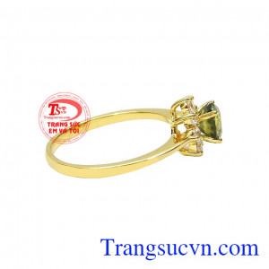 Các nhà thiết kế đã khéo léo kết hợp vàng tây cùng đá saphir thiên nhiên giúp chiếc nhẫn càng nâng tầm đẳng cấp. Nhẫn nữ vàng saphir đẹp