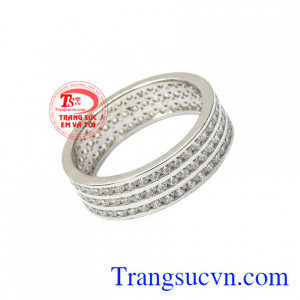 Nhẫn nữ vàng trắng cũng là lựa chọn tuyệt vời cho người thương yêu vào những ngày kỉ niệm.