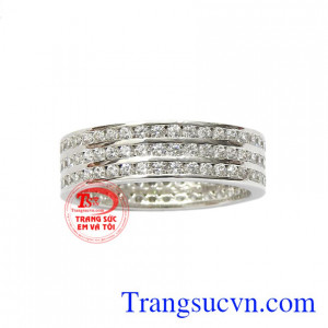 Chiếc nhẫn được đính những viên đá CZ lấp lánh giúp phái đẹp luôn nổi bật và thu hút ánh nhìn.