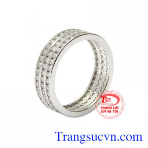 Nhẫn nữ vàng trắng hoàn mỹ vàng 14k với đường nét chế tác tỉ mỉ của những người thợ kim hoàn lành nghề tạo nên một sản phẩm hoàn hảo đến từng chi tiết.