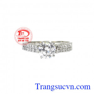 Nhẫn nữ vàng trắng nàng thơ mang tới vẻ đẹp trang nhã và tinh tế.