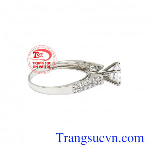 Sản phẩm được chế tác từ vàng trắng 10k bền đẹp. Nhẫn nữ vàng trắng nàng thơ
