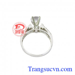 Kết hợp cùng những viên đá cz lấp lánh càng khiến chiếc nhẫn tỏa sáng trên tay người dùng. Nhẫn nữ vàng trắng nàng thơ