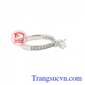 Phong cách thanh lịch, trang nhã giúp người đeo ghi điểm trong mắt người nhìn. Nhẫn nữ vàng trắng thanh nhã