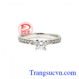 Nhẫn nữ vàng trắng thanh nhã luôn là chiếc nhẫn mà mọi cô gái đều ước ao được sở hữu. 