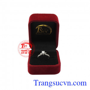 Không chỉ có vậy, sản phẩm cũng là gợi ý tuyệt vời để các chàng trai dành tặng đến người phụ nữ yêu thương của mình. Nhẫn nữ vàng trắng thanh nhã