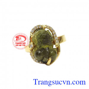 Nhẫn tỳ hưu saphir đẹp được chế tác từ vàng tây 14k cùng đá saphir thiên nhiên.