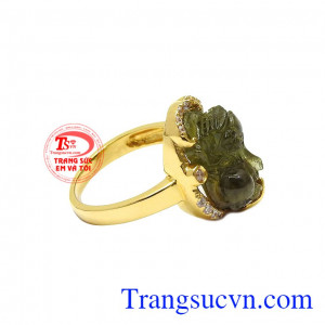 Tỳ hưu được biết đến là linh vật hút tiền tài, giữ của cho gia chủ. Nhẫn tỳ hưu saphir đẹp