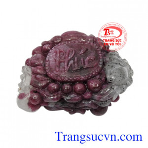 Người ta tin rằng đem phật Di lặc bên mình sẽ gặp nhiều may mắn.