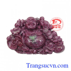 Phật Di Lặc ruby hưng thịnh được chạm khắc tỉ mỉ từ đá Ruby thiên nhiên đắt giá.