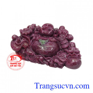 Đá ruby chạm khắc hình phật Di Lặc vừa đem lại vẻ đẳng cấp vừa mang đến may mắn về tài lộc.