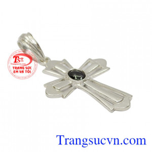 Đeo mặt dây thánh giá mang đến an lành giúp nhắc nhở người đeo về việc cầu nguyện mỗi ngày.