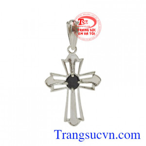 Mặt thánh giá bạc được nhiều khách hàng lựa chọn, phù hợp với nhiều lứa tuổi.