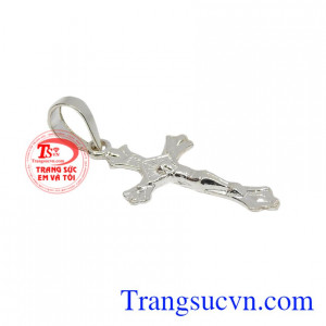 Mặt dây thánh giá có thể kết hợp cùng dây chuyền bạc hay chuỗi đá quý đều toát lên được vẻ thời trang, tinh tế cho người đeo.