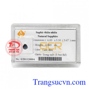 Viên Saphir cát tường được chế tác hình giọt nước với những đường cắt sắc nét tạo nên độ lấp lánh cho viên đá.