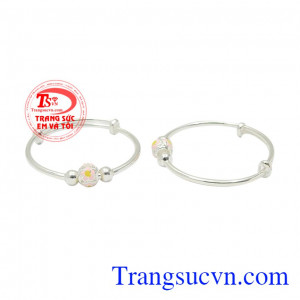 Chính vì tác dụng tuyệt vời mà vòng bạc luôn được các mẹ lựa chọn làm trang sức các con. Vòng bạc cho bé dễ thương