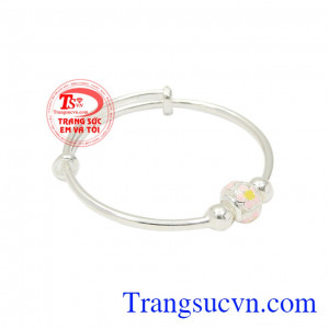 Vòng bạc cho bé dễ thương độc đáo với charm họa tiết hoa 5 cánh. 