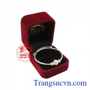 Vòng bạc cho bé dễ thương