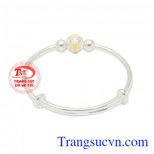 Sử dụng bạc thường xuyên còn giúp cản gió và ngăn chặn một số vi khuẩn gây hại cho bé. Vòng bạc cho bé dễ thương