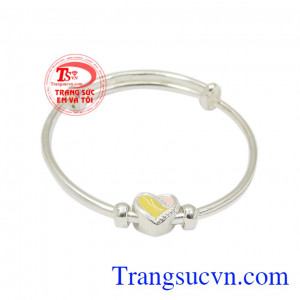 Chính vì vậy mà các sản phẩm bạc được rất nhiều khách hàng lựa chọn để dành tặng cho các bé. Vòng bạc đáng yêu cho bé