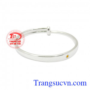 Vòng bạc đẹp cho bé có kiểu dáng đơn giản, các cạnh được bo tròn để tạo sự thoải mái cho các bé.