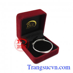 Chính vì vậy mà khi các bé được sinh ra thì cha mẹ hoặc người thân trong gia đình luôn lựa chọn bạc để làm quà tặng. Vòng bạc đẹp cho bé