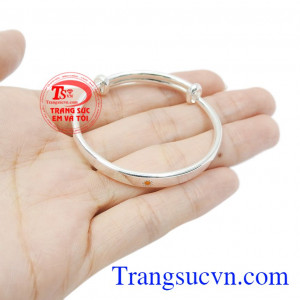 Bạc vừa an toàn, vừa có tác dụng cản gió giúp bảo vệ sức khỏe, hệ hô hấp của trẻ. Vòng bạc đẹp cho bé